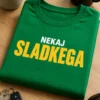 Majica z napisom NEKAJ SLADKEGA v minimalističnem tipografskem dizajnu