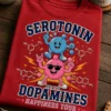 Majica z napisom SEROTONIN AND THE DOPAMINES HAPPINESS TOUR in retro motivom dveh simpatičnih molekul kot glasbeni bend