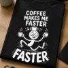 Majica z napisom COFFEE MAKES ME FASTER in smešnim likom s skodelicami kave