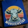 Majica z napisom MUHVIEHSTAR in retro motivom resne krave pred vintage sončnim krogom