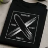 Minimalistična majica z abstraktnim motivom X v črnem čopičastem slogu