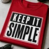Majica z napisom KEEP IT SIMPLE v minimalistični tipografski postavitvi