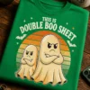 Majica z napisom THIS IS DOUBLE BOO SHEET in dvema namrgodenima duhoma v retro halloween slogu