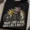 Majica za motoriste z napisom MADE LIKE A GUN GOES LIKE A BULLET in retro ilustracijo pujsa na chopper motorju