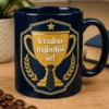 Mug z motivom trofeje, kravate in zvezde ter napisom Uradno najboljši šef v navy in gold izvedbi