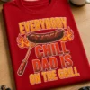 Majica za očete z napisom EVERYBODY CHILL DAD IS ON THE GRILL in motivom žara
