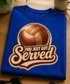Majica z napisom YOU JUST GOT Served in retro odbojkarskim motivom
