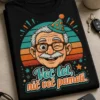 Majica z retro grafiko nasmejanega dedka s pomežikom, party klobukom in napisom Več let, nič več pameti.