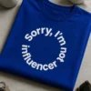 Majica z napisom Sorry, I'm not an influencer v minimalistični krožni tipografiji