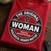 Majica z napisom THE ORIGINAL WOMAN featuring wonderfully made BIOLOGICAL WOMEN MATTER v krožnem emblem dizajnu