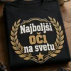 Moška t-shirt majica z retro badge motivom in napisom »Najboljši oči na svetu«, laurel venec in zvezda v vintage gold in beli barvi.