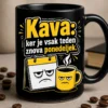 Mug z minimalističnim potiskom Kava: ker je vsak teden znova ponedeljek, z grdim koledarjem in skodelico kave v črno-belo-rumeni izvedbi.