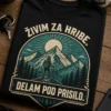 Pohodniška T-shirt majica z motivom gore, sonca in borovcev ter napisom Živim za hribe. Delam pod prisilo.