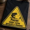 Ribiška majica z rumenim opozorilnim trikotnikom, ikono ribe in ribiške palice ter napisom Pozor: lahko začne govoriti o ribolovu