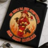 Majica za gasilke z napisom NE MISLI DA SEM STRIPTIZETA, SEM SAMO GASILKA! in motivom retro gasilke s plameni
