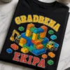 Majica z napisom GRADBENA EKIPA in motivom pisanih gradnikov