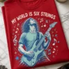 Majica z napisom MY WORLD IS SIX STRINGS in ilustracijo kitarista