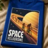 Majica z napisom SPACE VELODROME in retro motivom kolesarjev na obroču planeta
